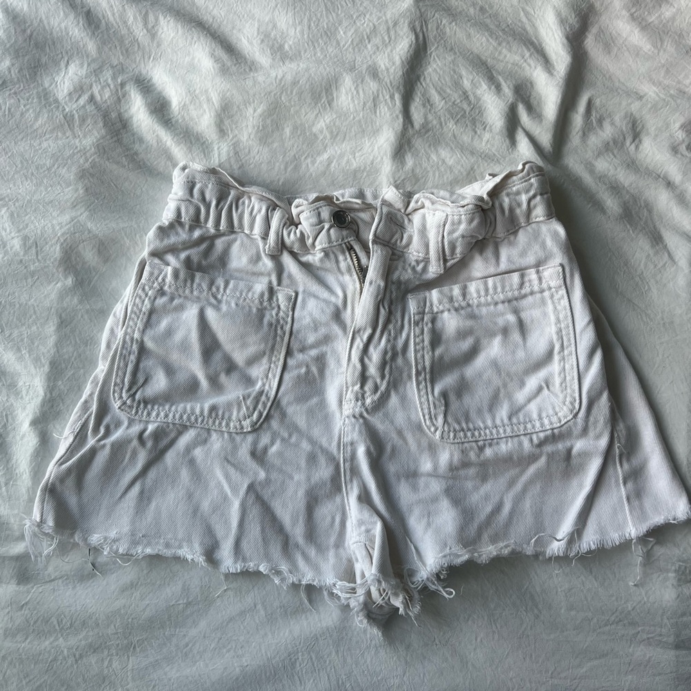 Zara White Hi-Rise Denim Shorts. Size 04